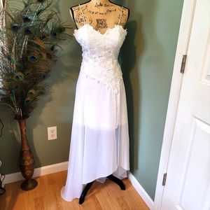 ALYCE DESIGNS WHITE FORMAL DRESS SIZE 4 STRAPLESS EMBOSSED BODICE